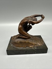 Sitzende Frau Bronze Figur Auf