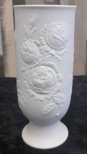 AK Kaiser Porzellan, weiße Vase, Blumen/Rosendekor