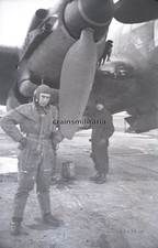 Orig. Negativ Foto Luftwaffe Kampfflieger Pilot mit Flugzeug Bomber am Flugplatz