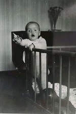 Nordhausen Baby Kleinkind steht im Gitterbett zeigt Bettchen Ball Altes Foto 