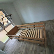 elektrisches Pflegebett, sehr guter Zustand, Material Buche, mit Fernbedienung
