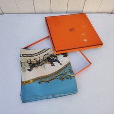 Hermès Square, Seide, La