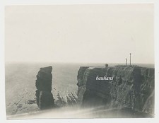 Foto Haus und Felsen auf