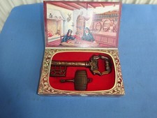 alter Korkenzieher mit Wandhalterung in OVP messingfarben