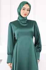 Smaragdgrünes Satinkleid