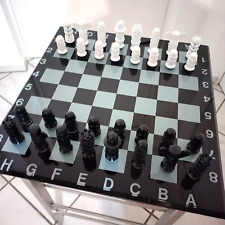 Schachfiguren Metall in Form von Spezialschrauben mit verschiedenen Muttern