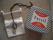 FOSSIL ANHÄNGER MIT BAND -