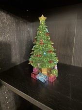 Spieluhr in Form eines Weihnachtsbaumes. Bei Betrieb dreht sich Der Baum