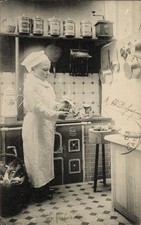 Ak Junge in der Küche, Junger Koch, Herd, Kaffeemühle - 11430454