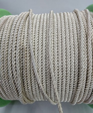 Silber Verdreht Metallisiert Polyester Saiten Zopf 3mm / Verkauft Von 25.4cm