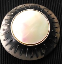 Sehr alte Brosche, Perlmutt