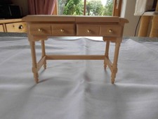Puppenstube/Puppenhaus: zierlicher Beistelltisch oder Schminktisch 1:12