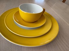 Dibbern solid color Fb. gelb, 4 Teile, Tasse mit Unter, kleiner + großer Teller