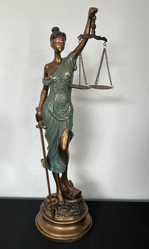 Justitia figur statue - justitia,
