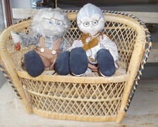 Dekoration Oma und Opa auf einer Bank L40cmxH32cmxT25cm Stoffpuppen/Rattan-Bank