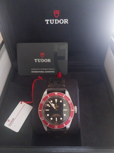 Tudor black bay red - bezel, full