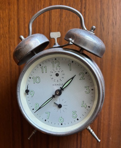 Mechanische uhr mit weckwerk - uhr,