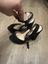 schwarze High-Heel-Sandaletten