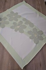 Mitteltischdecke - Weiß mit Organzablüten in lindgrün - 80 cm x 80 cm -