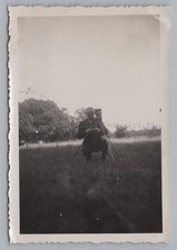 Mann mit Fotokamera auf Stativ