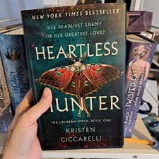 Hearthless Hunter The Crimson Moth Hardcover ENGLISCH 1. Aufl