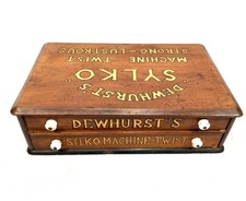 Antike Holz Kurzwaren Laden Vitrine Nähschrank Dewhurst Sylko Spulen
