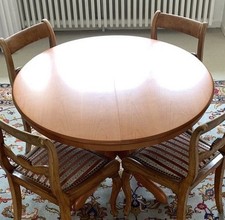 Ausziehbarer Esszimmertisch biedermeierart rund oder oval