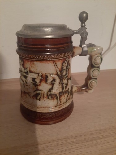 Alter bierkrug mit zinndeckel - bierkrug,