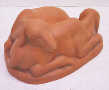 TERRAKOTTA/ KERAMIKFIGUR LIEGENDE LÄMMER, GERHARD ROMMEL 1997