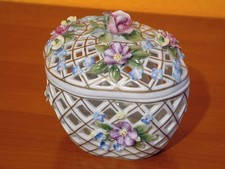 Durchbrochene Porzellandose mit Deckel