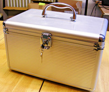 Kleiner Aluminium-Utensilienkoffer mit Schlüssel  (30 x 19 x 19 cm)