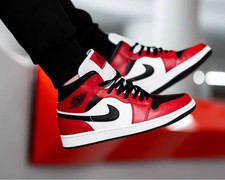Nike Air Jordan 1 Mid Chicago