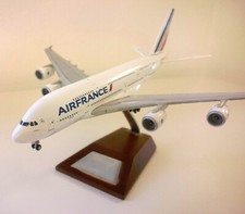 Airbus A380  Flugzeugmodell, mit Räder und auf Ständer