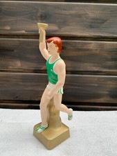 FIGUR ATHLET TRÄGER FACKEL PORZELLAN HOCH 25,5 Cm.