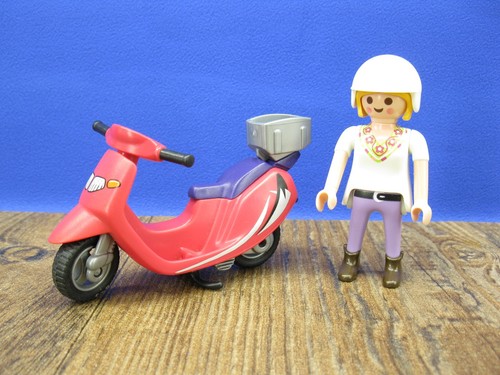Frau mit motorroller - motorroller, figur