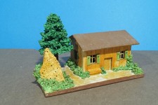 RS 50 - Almhütte mit Tanne und Felsen, Holzbauweise, Marke - 25Q17