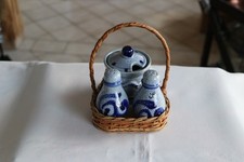 Pfeffer- & Salzstreuer, Senfdose im Weidekörbchen Salzbrandkeramik blau-grau