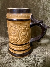Bierkrug, Humpen, Krug, Reliefkrug - VEB Torgau - DDR - Braun, Steingut Keramik