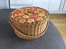 sehr schöner alter Nähkorb aus den 1970er Jahre, mit Inhalt, Durchmesser: 30 cm