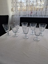 8 Weingläser mit Relief