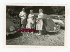 Orig Foto 50er Familie posiert mit Auto VW Brezel Käfer aus Hechingen