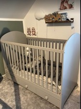 Großes Babybett Gonatt Ikea Grau 70x140 mit Seitenumrandung Matratze Babybett