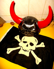 Faschings Accessoire Wikinger Helm aus Kunststoff Mittelalter & Totenkopf Fahne