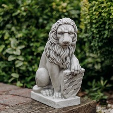 Löwe mit Schild links