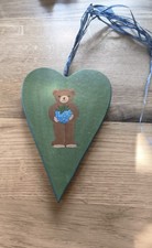 Land -Art, grünes Holzherz mit Teddybärmotiv und Brombeere 15 x 10 cm