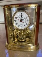 Tischuhr mit Glocke aus kunstvollem rotem Marmor.