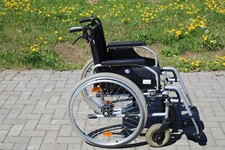 Leichtgewichtrollstuhl Rollstuhl Vermeiren D200 mit Trommelbremse SB:43cm