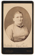 Fotografie Kolinsky, Nachod, Ältere Bürgerliche mit bedrückter Mimik 