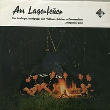 AM LAGERFEUER: Eine Hamburger