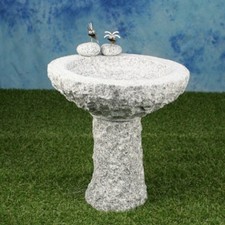 Gebrüder Lomprich Vogelbad aus Granit mit Fuß und 2 Steinvögel am Rand sitzend